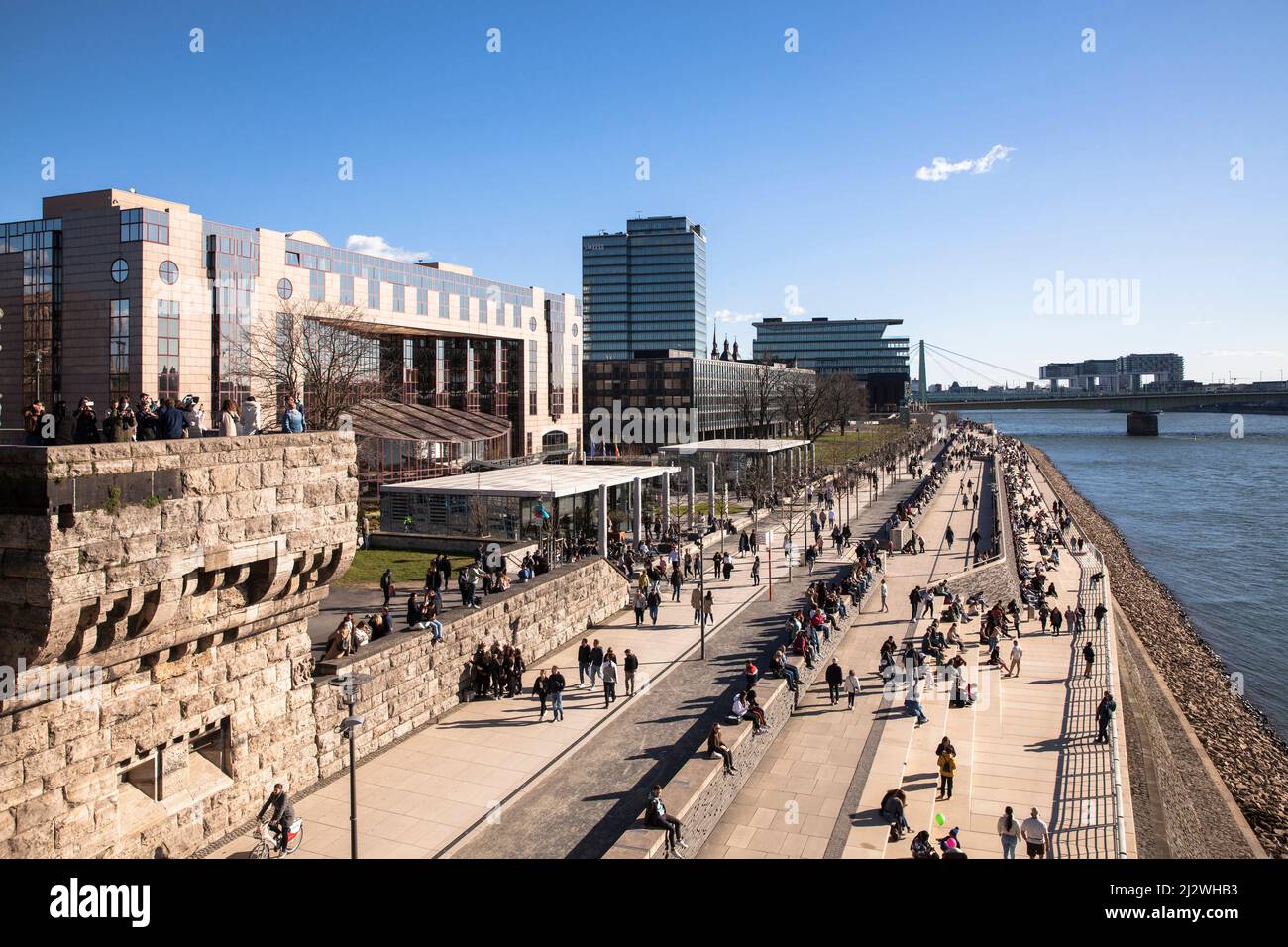 the Rhine boulevard in the district Deutz, the Hyatt Regeny Hotel and ...