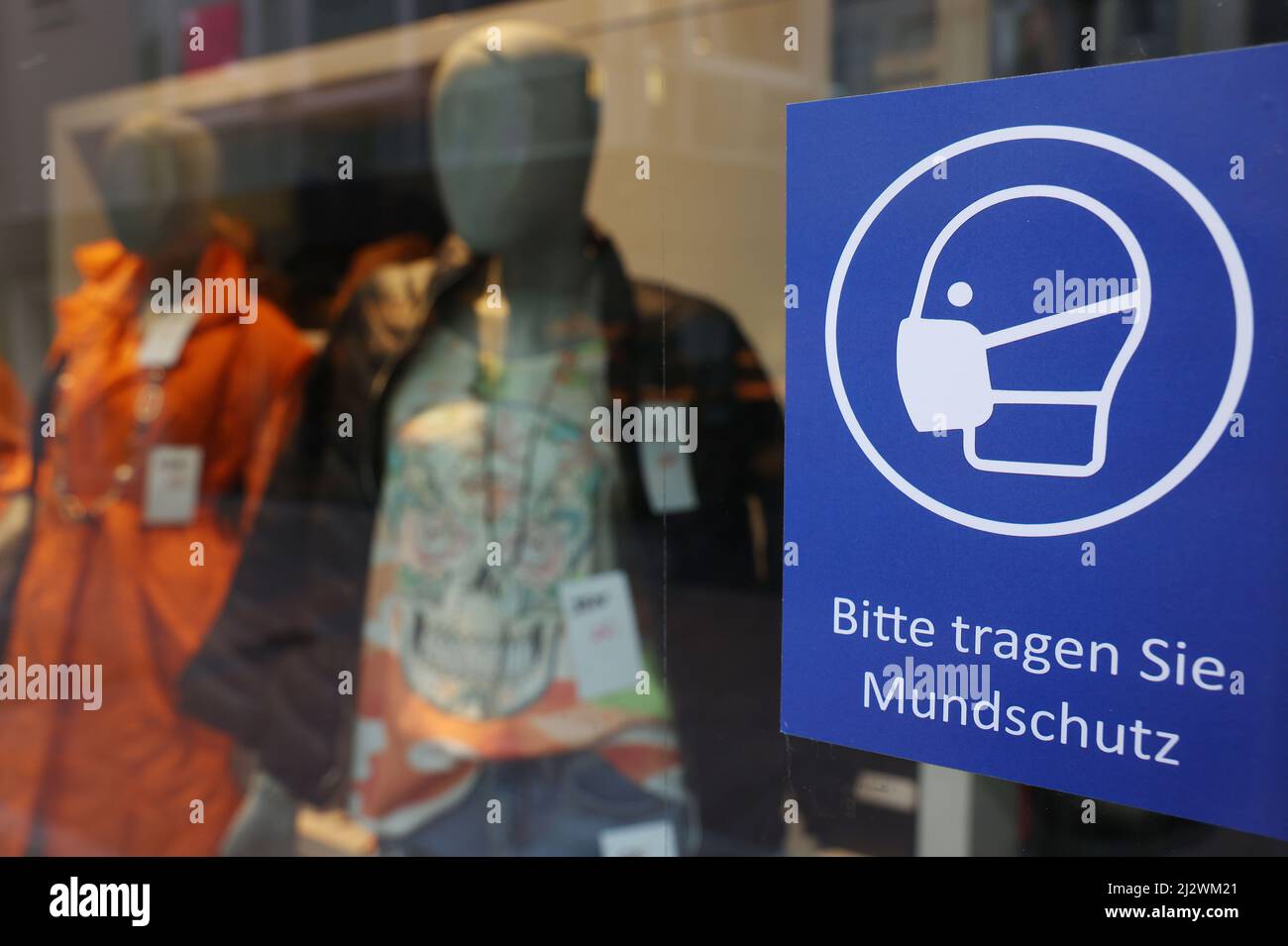 Landesweit, Germany. 04th Apr, 2022. A sign reading "Please wear a face