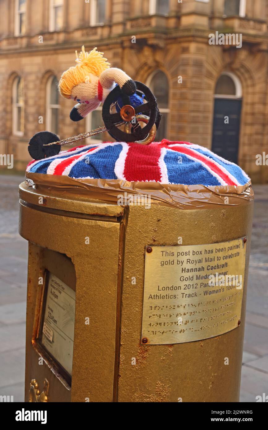Knitted tributes to Hannal Cockroft, Oplympic Althlete on gold painted postbox in home town of Halifax, West Yorkshire Stock Photo