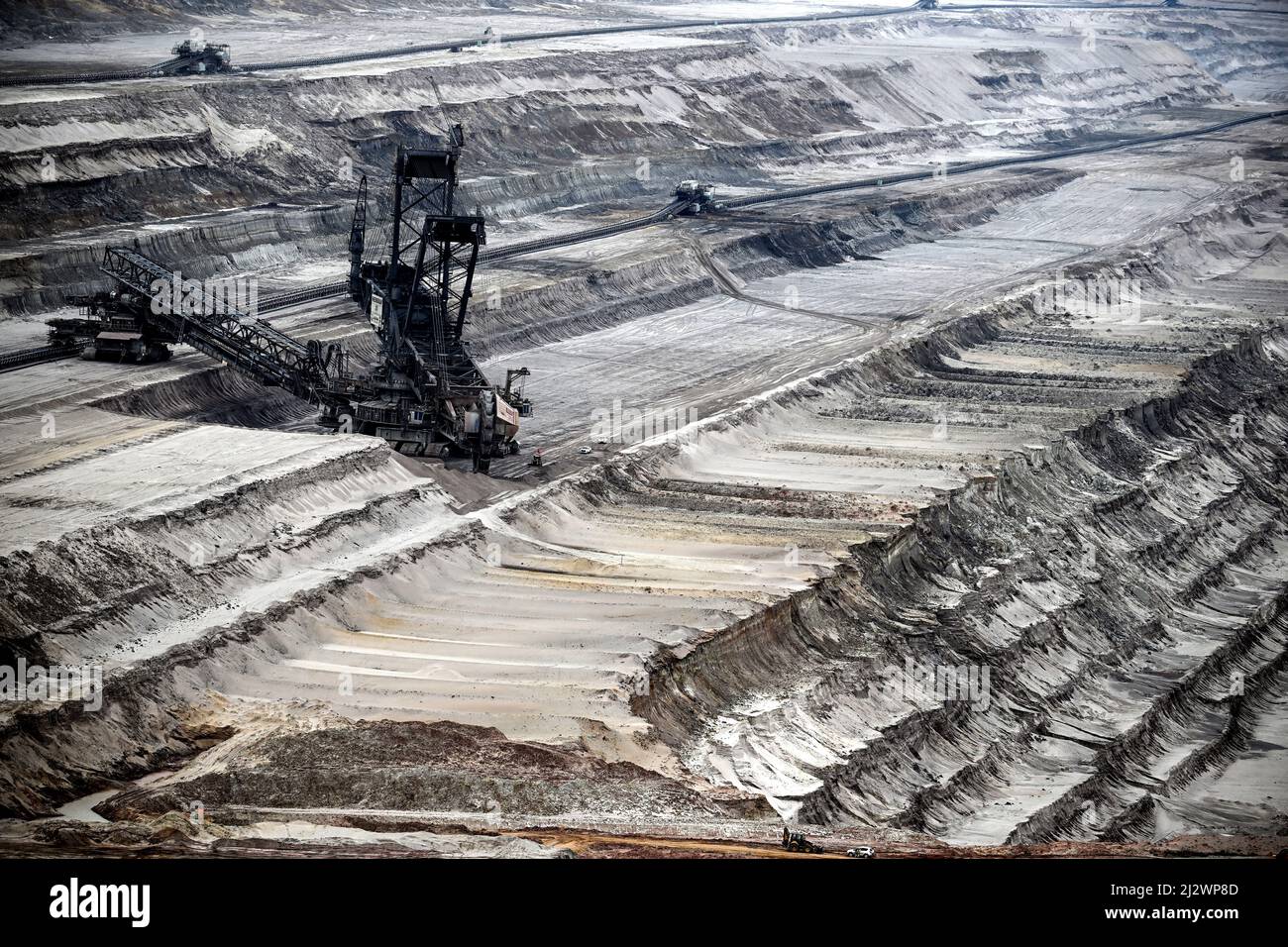 Elsdorf, Germany. 04th Apr, 2022. Mining machinery at work in the Hambach opencast lignite mine. The Intergovernmental Panel on Climate Change will today present a comprehensive overview of how man-made climate change can be limited. The report reflects the current state of research on what measures are necessary and effective to curb global warming and avert climate catastrophe. Credit: Federico Gambarini/dpa/Alamy Live News Stock Photo