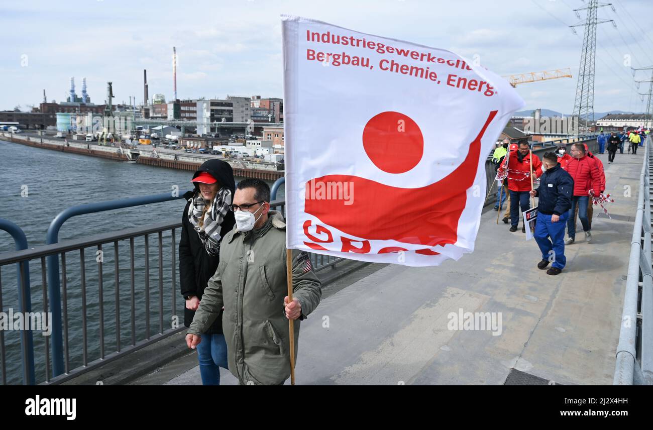 04 April 2022, Hessen, Frankfurt/Main: Workers at Industriepark Höchst take  part in an IG BCE protest on the Leuna Bridge. The second round of  nationwide collective bargaining for the chemical industry between