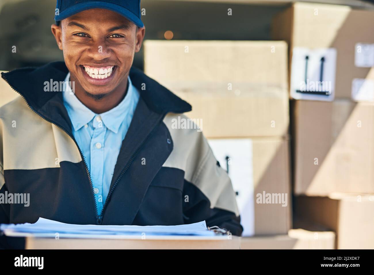 Delivery driver with boxes hi-res stock photography and images - Alamy