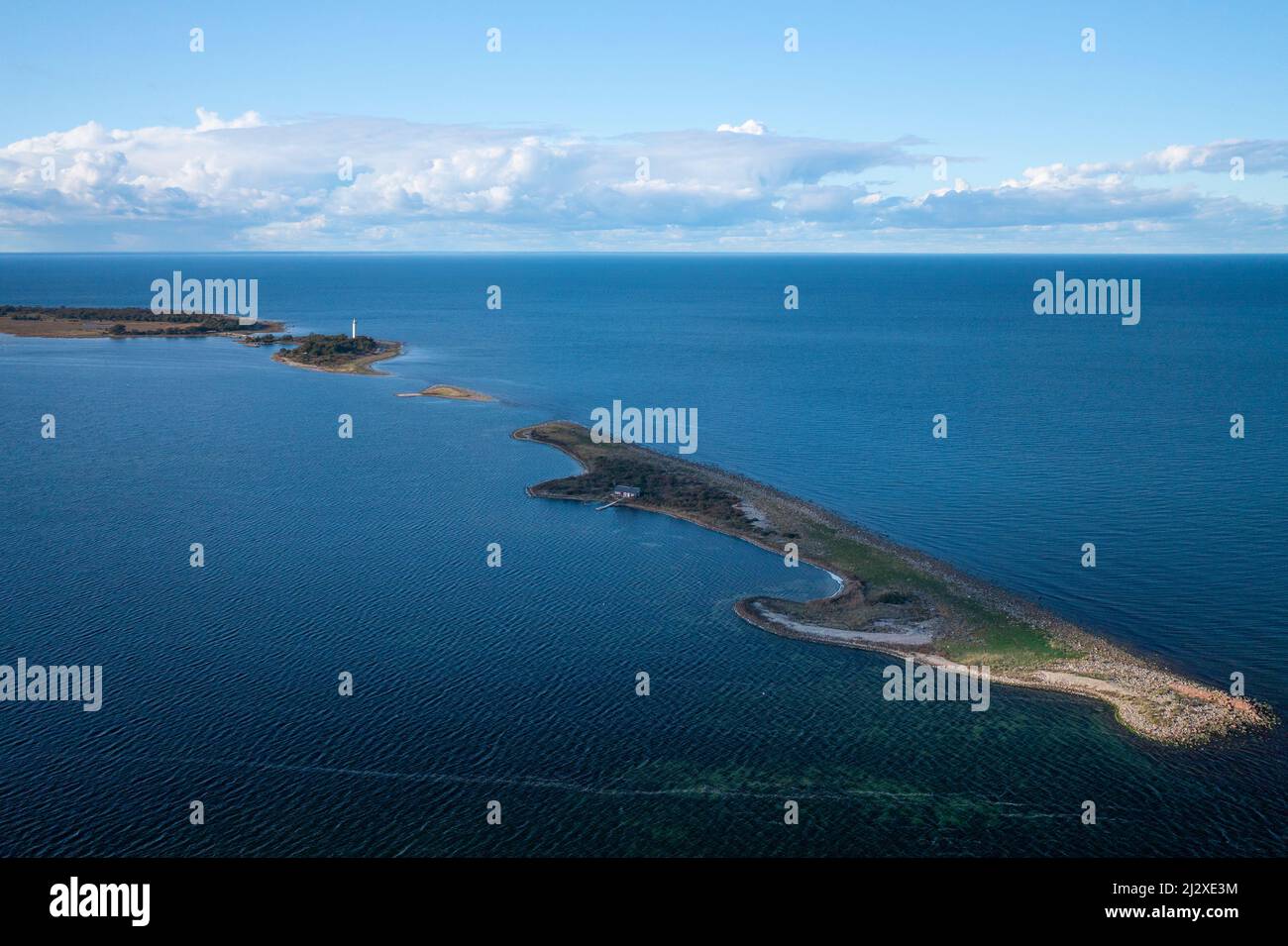 Küste und Leuchtturm Lange Erik im Norden der Insel Öland im Osten von Schweden von oben bei Sonne Stock Photo