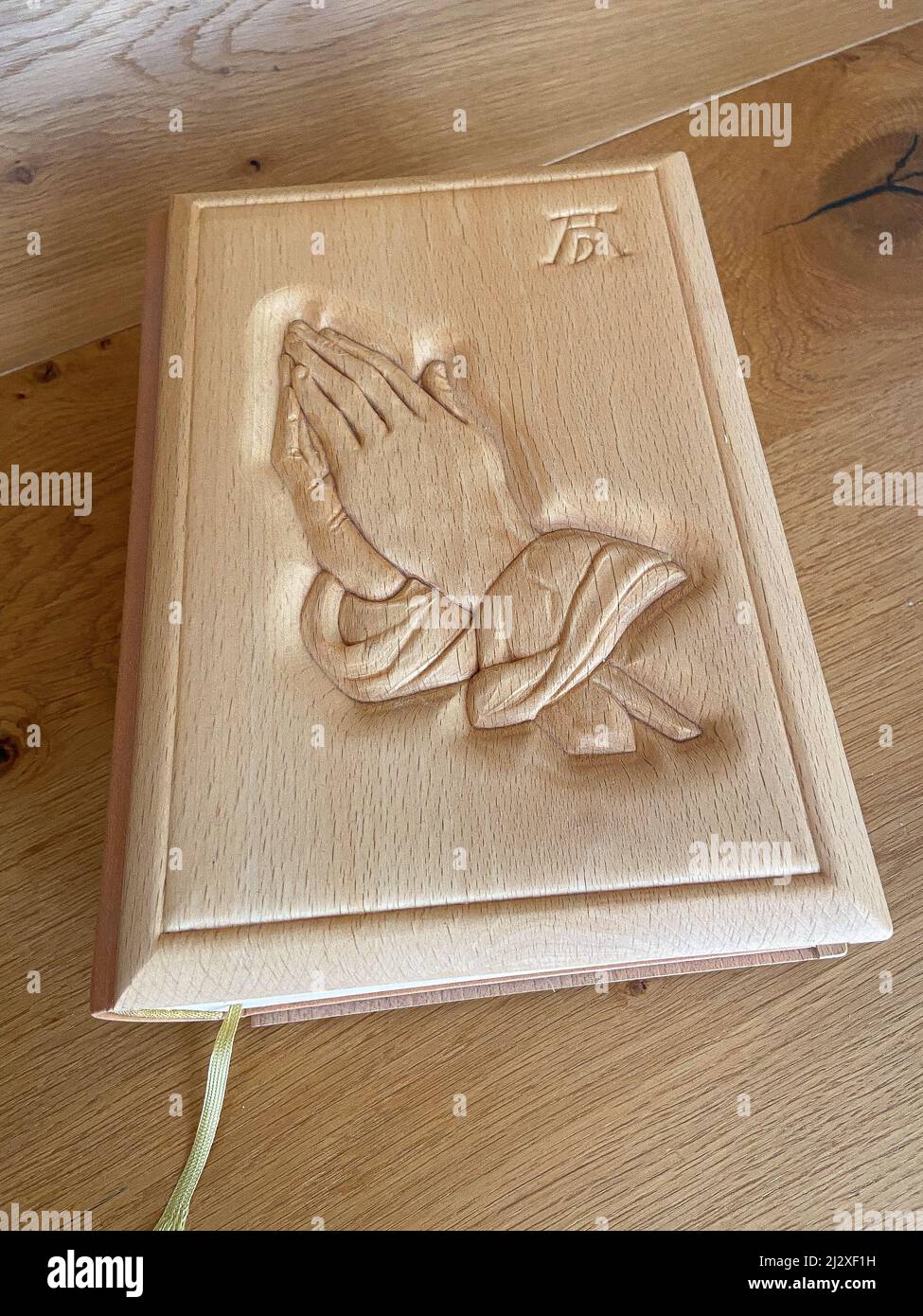 Bibel aus Holz mit geschnitzten Details Stock Photo