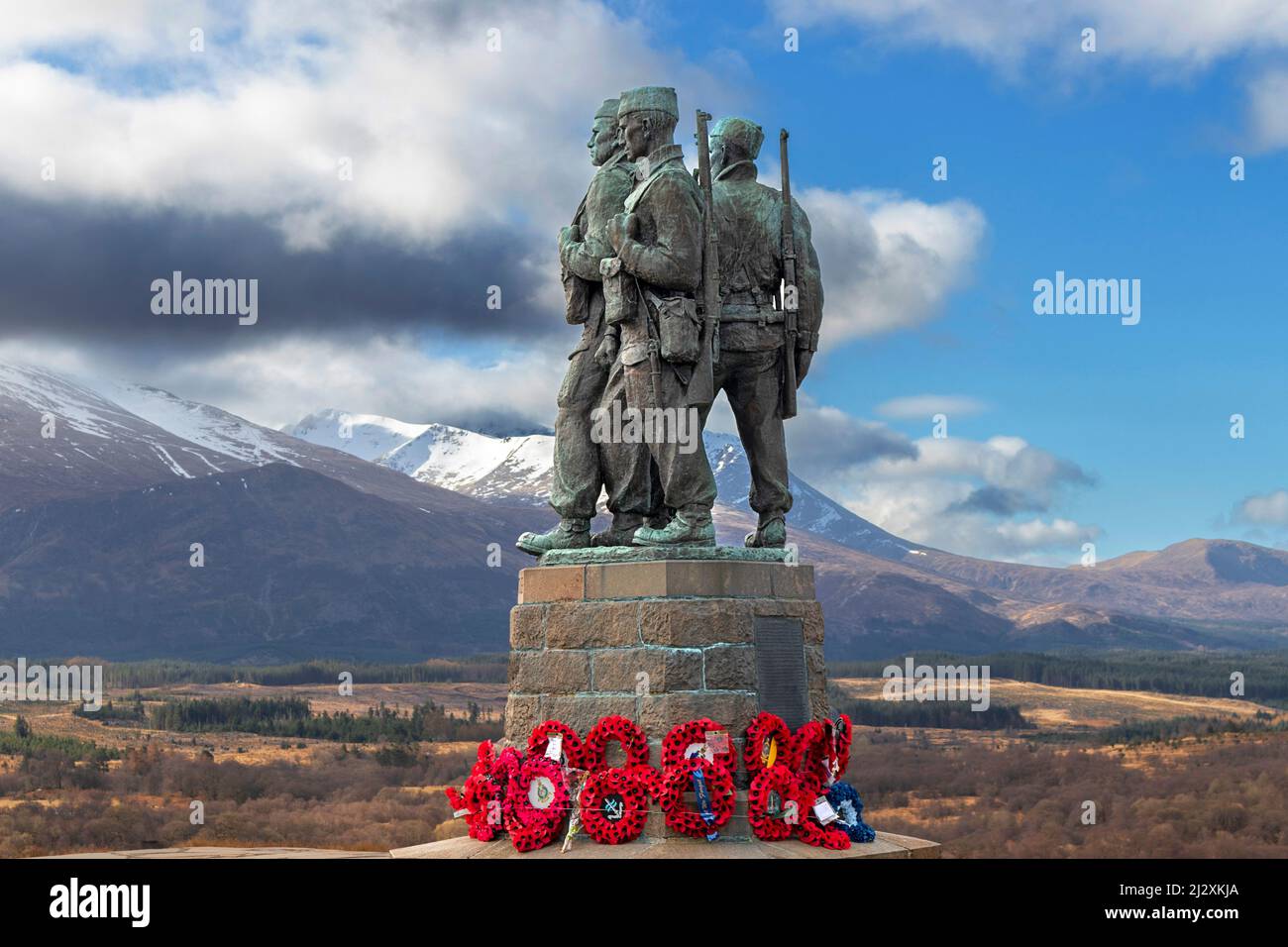 COMMANDO MEMORIAL SPEAN BRIDGE SCOTLAND STATUE WITH RED POPPY WREATHS ...