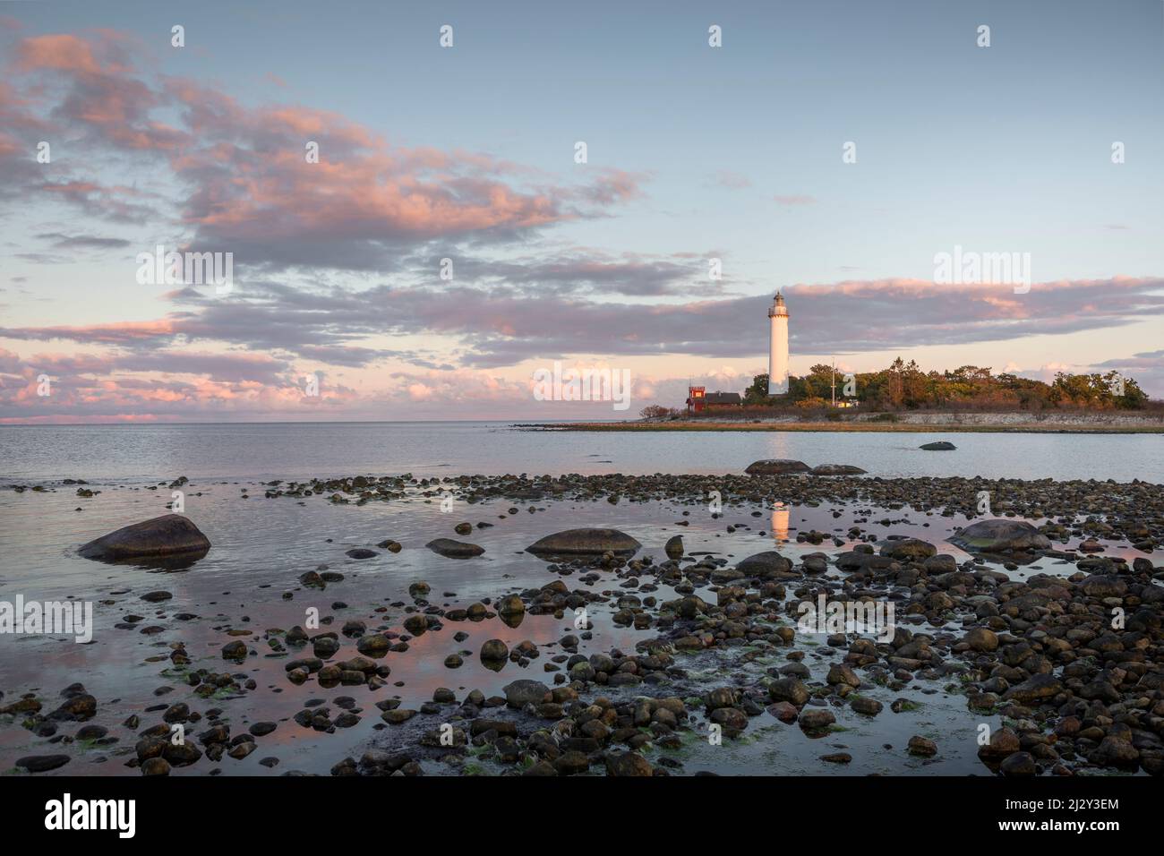 Leuchtturm Lange Erik mit Reflexion im Wasser im Norden der Insel Öland im Osten von Schweden im Sonnenuntergang Stock Photo