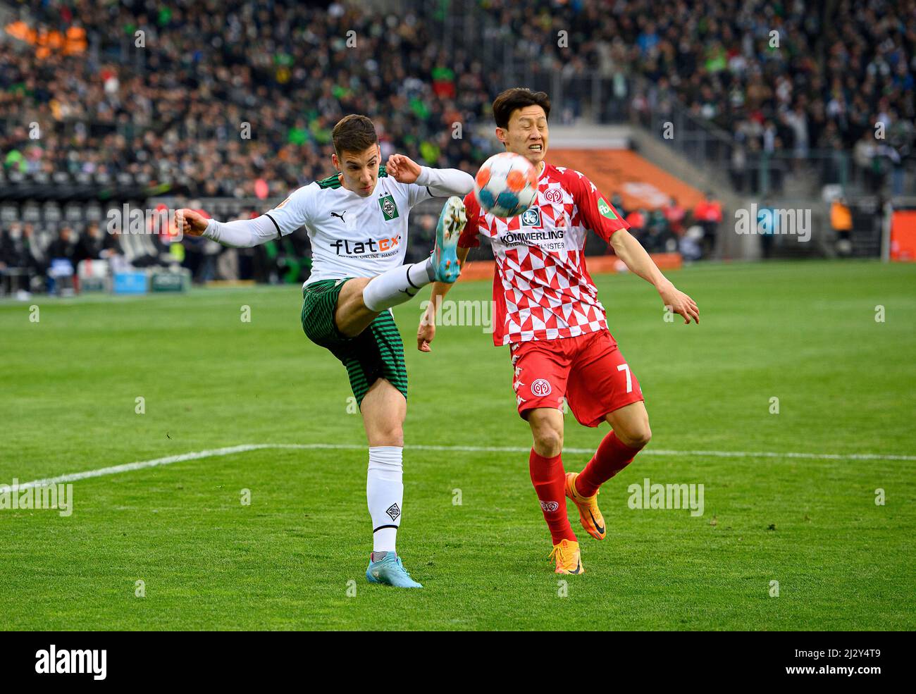 Conor NOSS l. (MG) in duels versus Jae-Sung LEE (MZ), action, soccer 1st Bundesliga, 28th matchday, Borussia Monchengladbach (MG) - FSV FSV FSV Mainz 05 (MZ) 1: 1, on April 3rd, 2022 in Borussia Monchengladbach/Germany. #DFL regulations prohibit any use of photographs as image sequences and/or quasi-video # Â Stock Photo