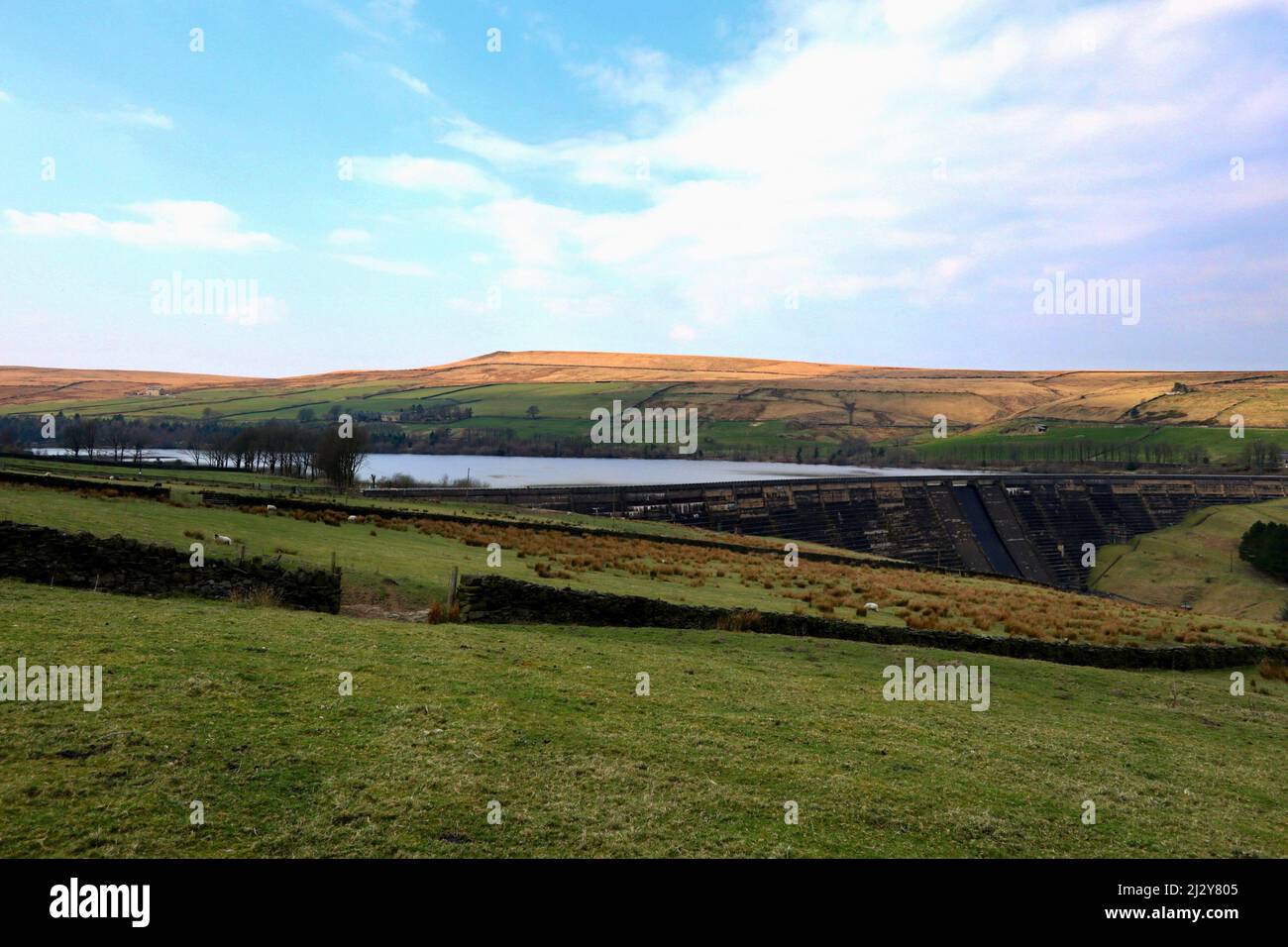 Baitings Reservoir and Great Manshead Hill. Stock Photo