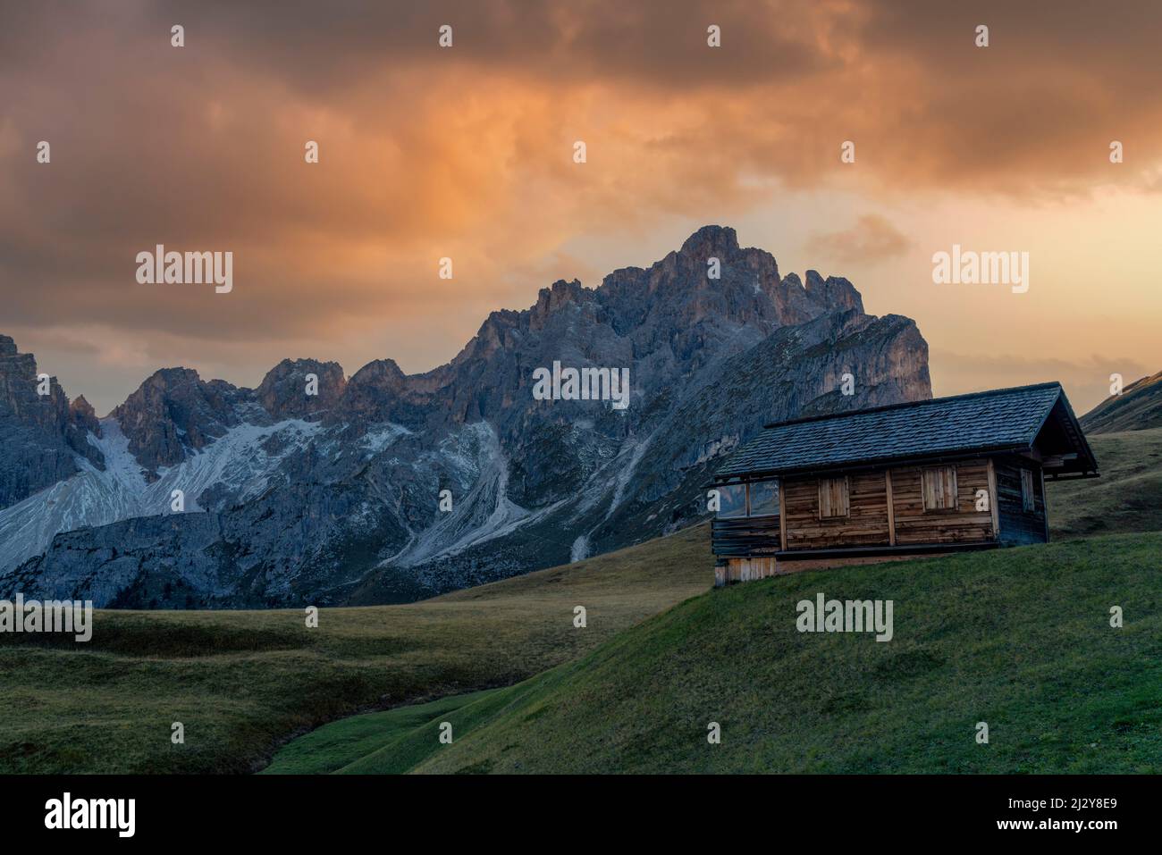 Small hut in front of the Geisler Group in the autumnal evening light, Puez-Geisler, Lungiarü, Dolomites, Italy, Europe Stock Photo