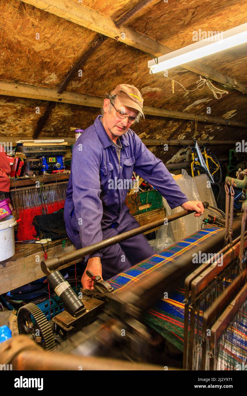 Home weavers, tweed weavers, loom, Shawbost Weavers, Cottage, Isle of Lewis, Outer Hebrides, Scotland UK Stock Photo