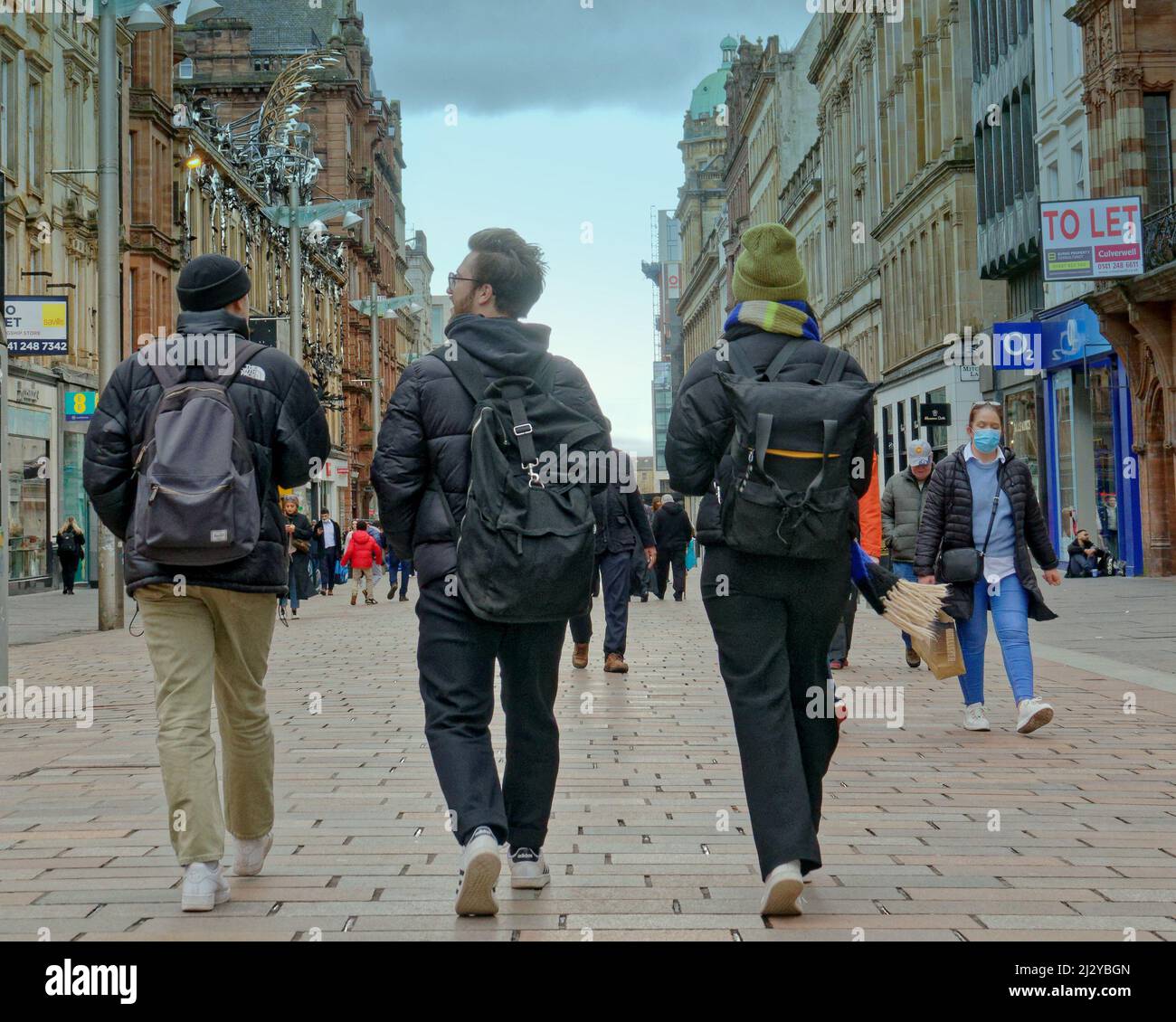 Glasgow, Scotland, UK 4th April, 2022. Economic Dystopia on the retail high street as shops close or resort to sales to stay open as unattractive streets do little to tempt shoppers to them as families struggle to provide basics. Credit Gerard Ferry/Alamy Live News Stock Photo