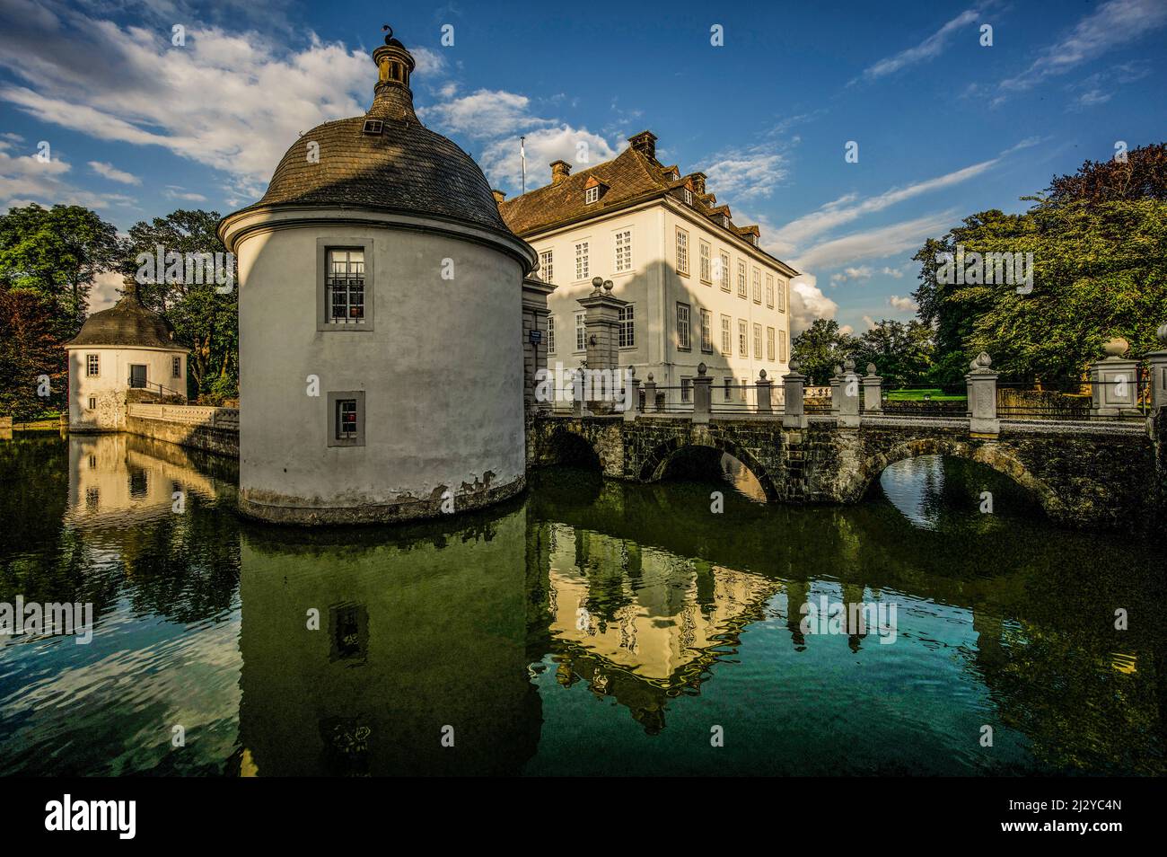 Vinsebeck moated castle in Steinheim in the evening light, Steinheim municipality, North Rhine-Westphalia, Germany Stock Photo