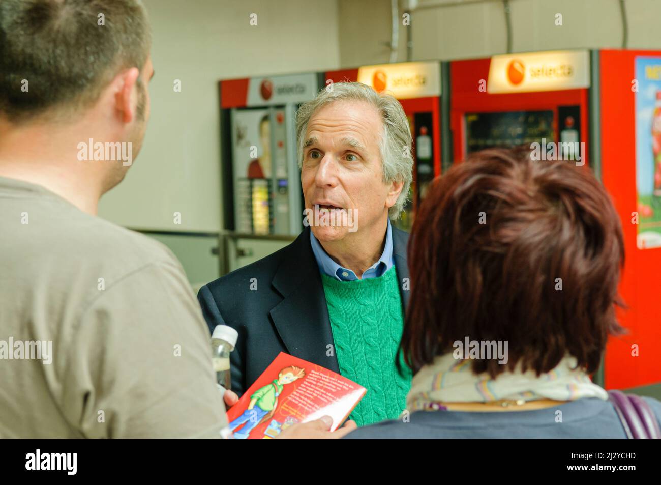 Belfast, Northern Ireland, United Kingdom, UK.  21st May 2009.  Henry Winkler, famously known for playing 'The Fonz' in Happy Days signs copies of his 'Hank Zipzer' books, and reads a number of sections to the gathered fans. Stock Photo