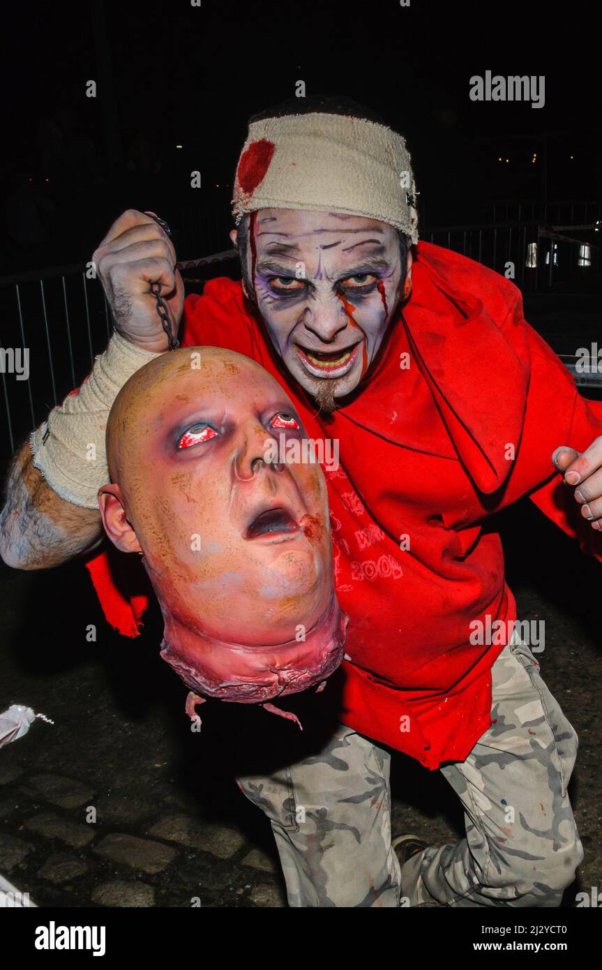 Belfast, Northern Ireland, United Kingdom, UK.  31th October 2008.  A man dressed as a zombie holds a decapitated head during the annual hallowe'en celebrations. Stock Photo