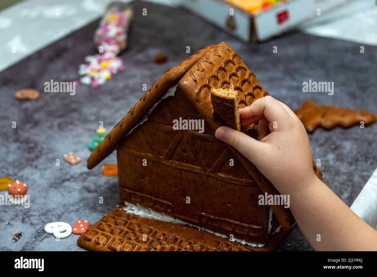 Children Making Gingerbread Kids making gingerbread house hi-res stock photography and images - Alamy