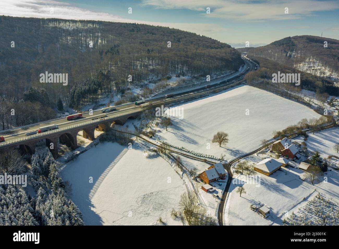 A2 near Bückeburg, snow-covered slopes of the Weser Mountains, Schermbeck valley bridge, German motorway Stock Photo