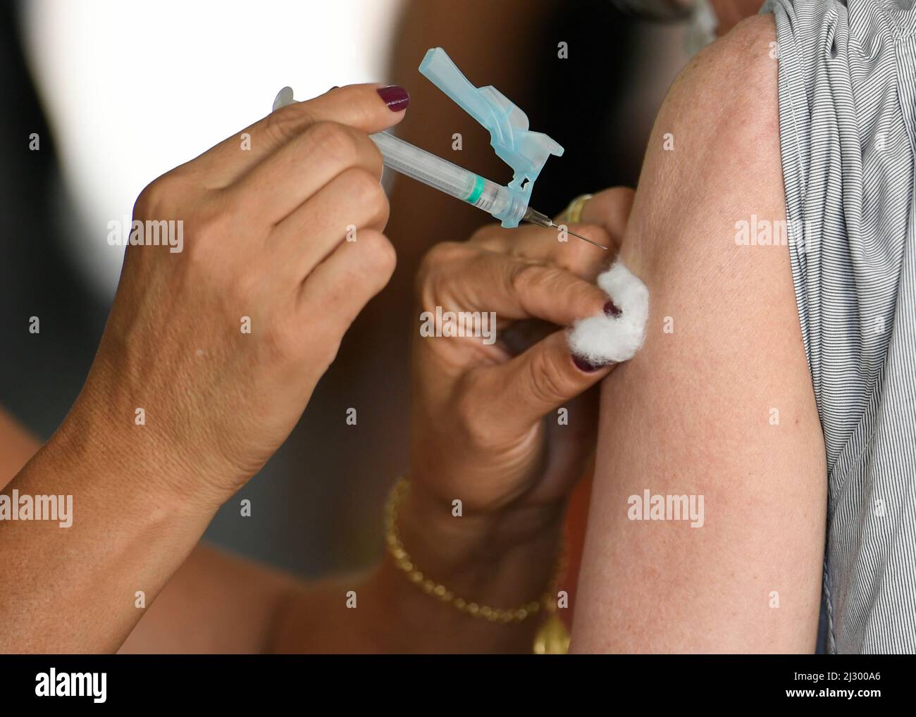 Brasilia, Brazil. 04th Apr, 2022. DF - Brasilia - 04/04/2022 - BRASILIA, LAUNCH OF THE NATIONAL VACCINATION CAMPAIGN - A health professional applies vaccine during the launch of the National Influenza and Measles Vaccination Campaign, this Monday, April 4th. Photo: Mateus Bonomi/AGIF Credit: AGIF/Alamy Live News Stock Photo