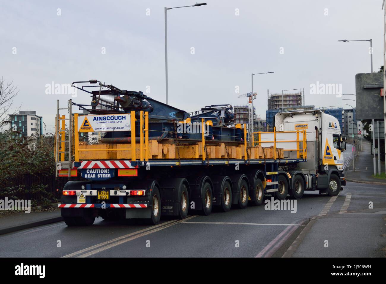 AINSCOUGH SCANIA R580 delivering elements of a LIEBHERR LG1550 to site Stock Photo