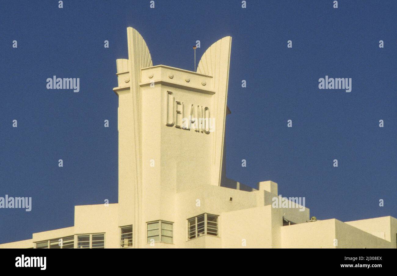 Die prächtige Art Deco-Fassade des historischen Delano Hotels in Miami Beach mit seinem geflügelten Turmaufbau. - The impressive art deco front of the historic Delano Hotel at  Miami Beach with its winged tower. Stock Photo