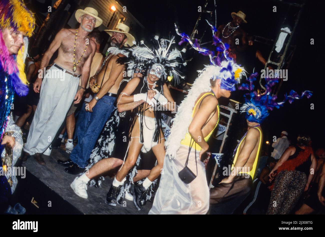 Tänzer und Zuschauer beim Straßenkarneval des Key West Fantasy Fest. - Dancers and spectators at the street-carnival of Key West Fantasy Fest. Stock Photo