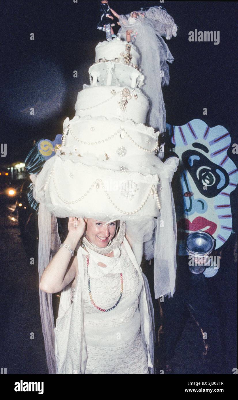 Teilnehmerin in einem Torten-Kostüm beim Umzug des Key West Fantasy Fest. - A participant in a cake-costume at the parade of Key West Fantasy Fest. Stock Photo