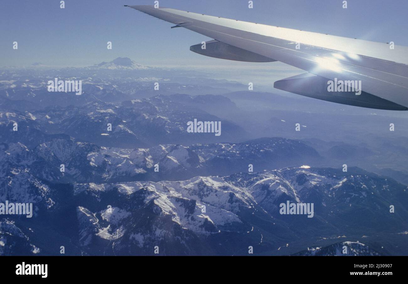 Blick aus dem Fenster einer Boeing 777 auf die Kaskaden Berge mit dem Vulkan Mount St. Helens - A view out of the window of a Boeing 777 over the Cascade Mountains with the volcano Mount St. Helens. Stock Photo
