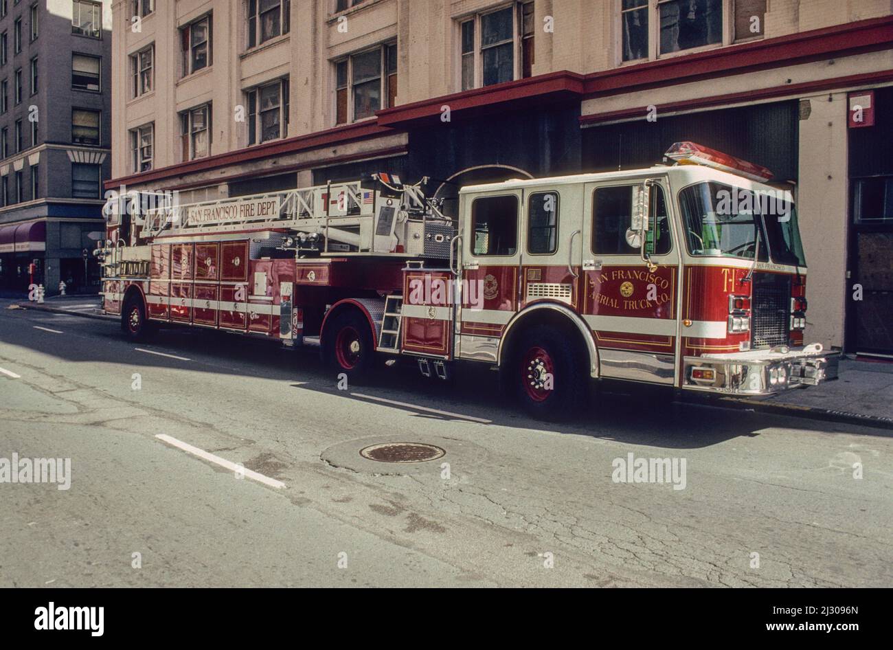 Der Drehleiterwagen Nr. 1 der Feuerwehr von San Francisco geparkt im Stadtzentrum. - Fire Truck No. 1 of the San Francisco Fire Department, a tiller truck, parked in downtown S.F. Stock Photo