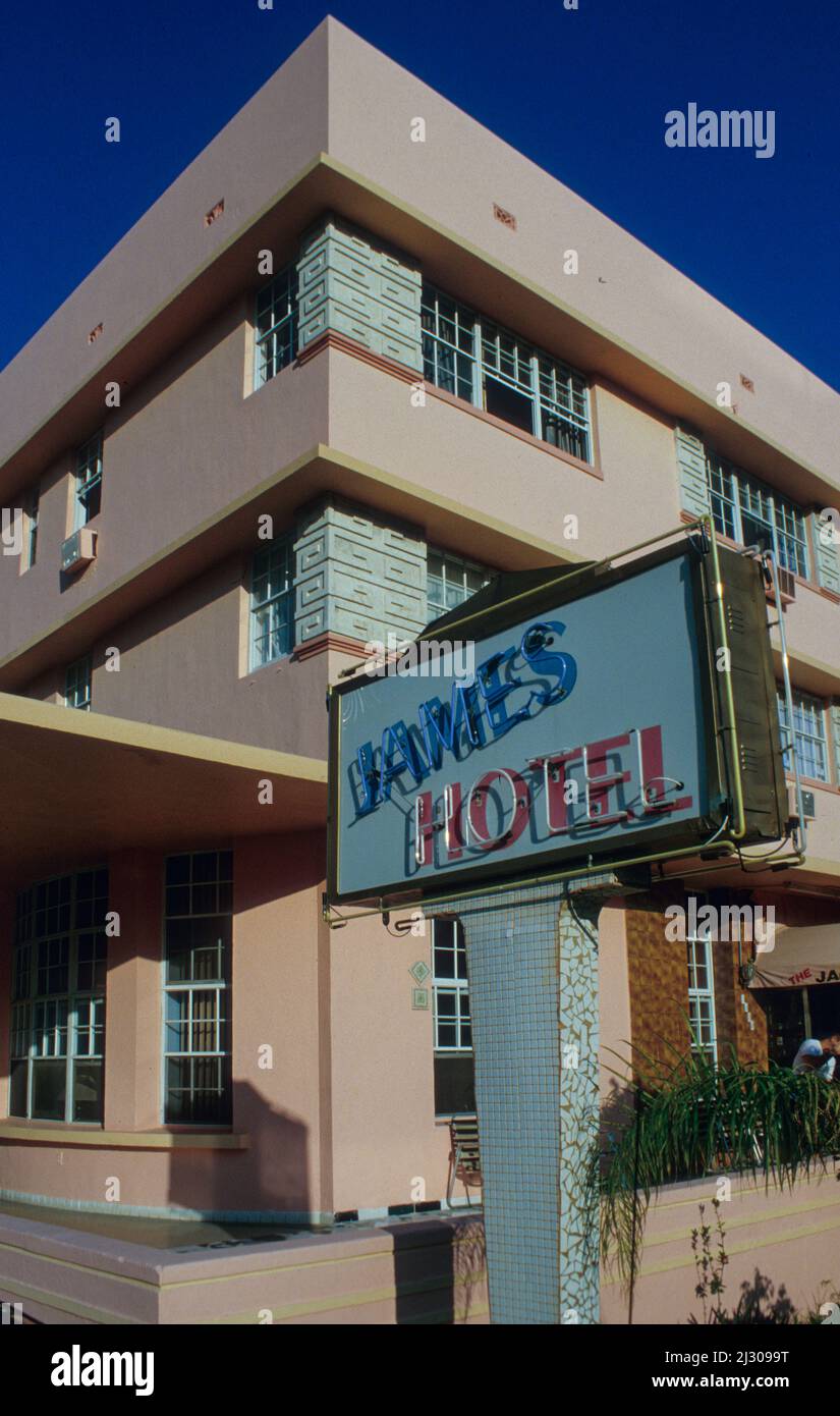 Das James Hotel, ein weniger prominentes Gebäude unter den historischen Art Deco-Bauten von Miami Beach. - James Hotel is one of the less prominent examples amongst the historic art deco builidings of Miami Beach. Stock Photo