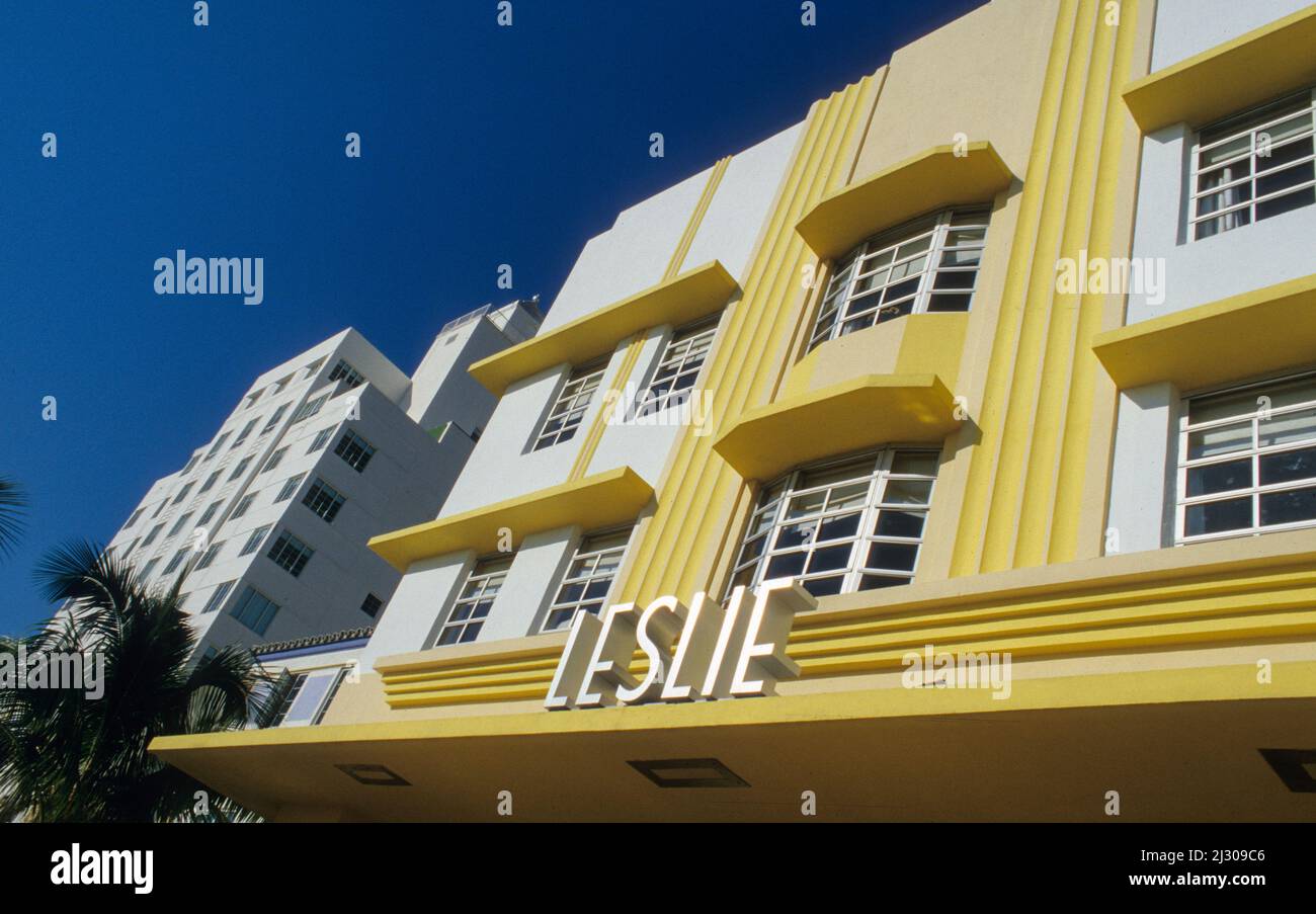 Die berühmte gelbe Art Deco-Fassade des historischen Leslie Hotels am Ocean Drive in Miami Beach. - the famous yellow art deco front of the historic Leslie Hotel at Ocean Drive in Miami Beach. Stock Photo