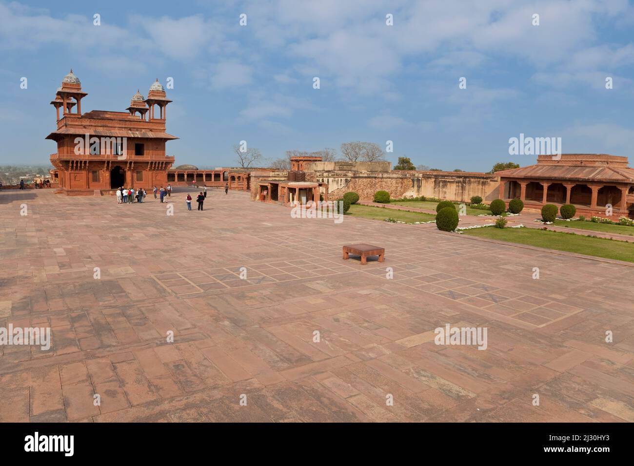 Fatehpur Sikri, Uttar Pradesh, India.   Pachisi Court in foreground.   Diwan-i-Khas (Hall of Private Audience) of Emperor Jalal el-Din Akbar in rear. Stock Photo