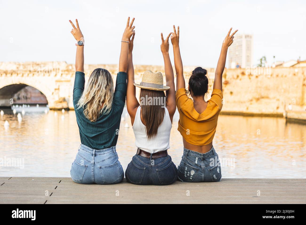 Three teen girls rear view hi-res stock photography and images - Alamy
