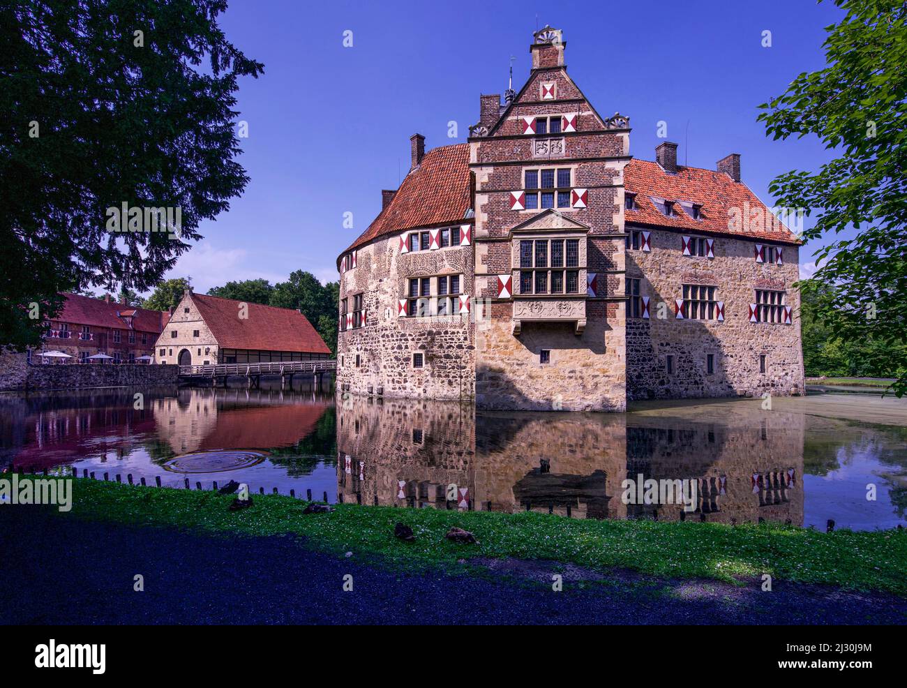 Vischering moated castle with farm buildings in summer, Lüdinghausen, Coesfeld district, Münsterland, North Rhine-Westphalia, Germany Stock Photo