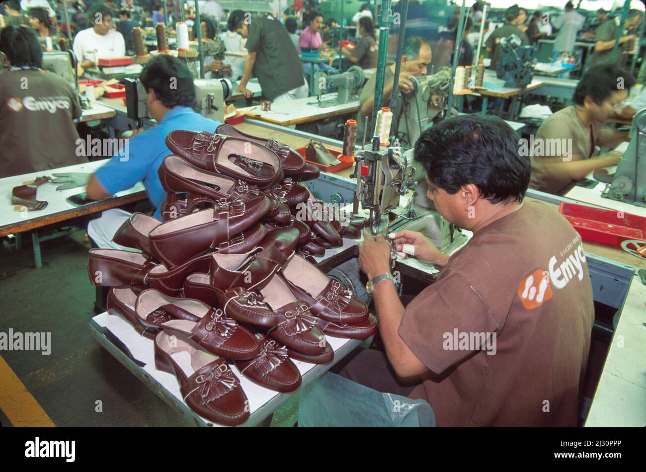 Leon Mexico,Mexican Hispanic,Emyco Shoe Factory,employees working employee worker workers shoes inside interior manufacturing Stock Photo