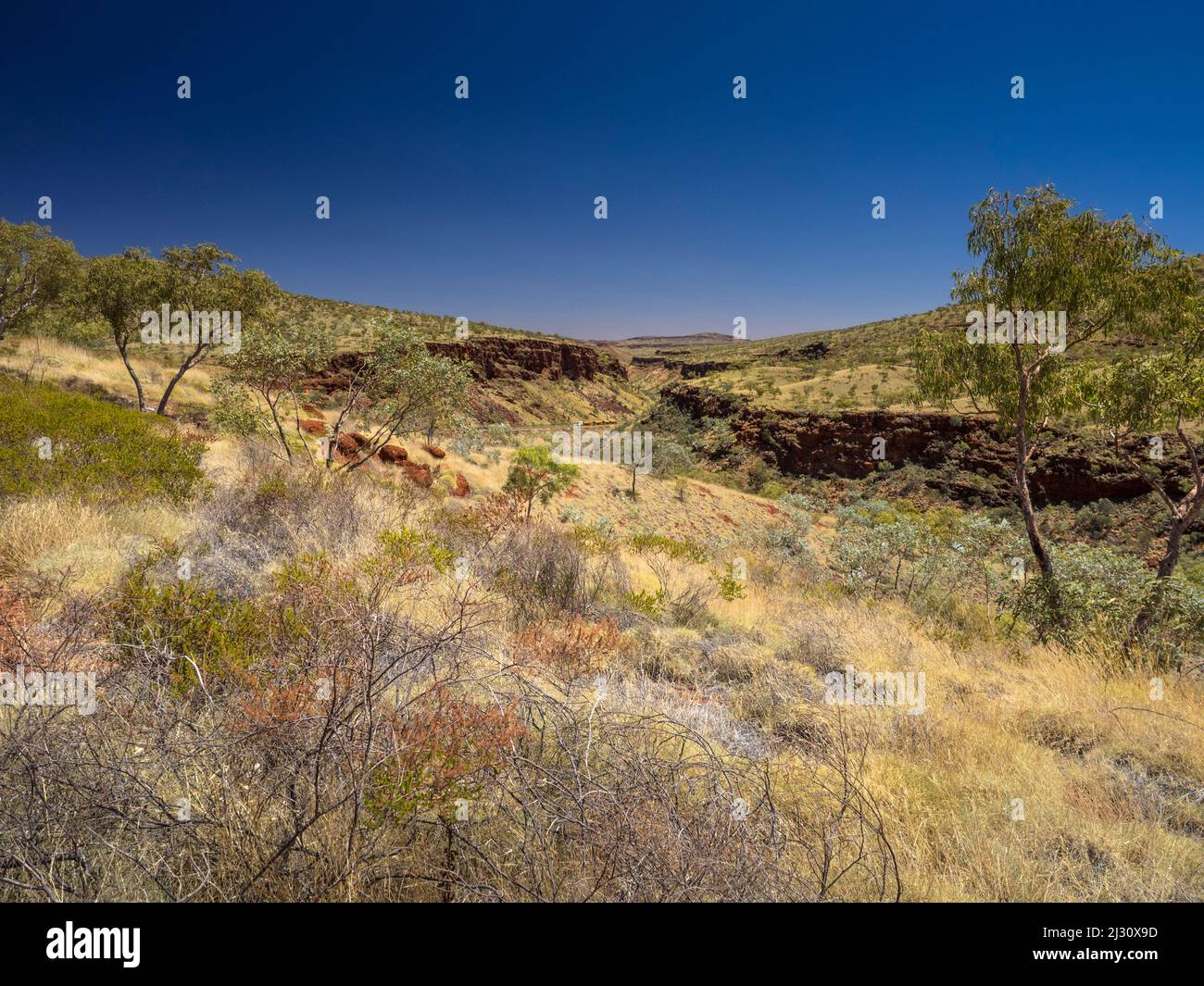 Munjina East Gorge carries the Great Northern Highway through the Hamersley Range, Juna Downs, Pilbara, Western Australia Stock Photo