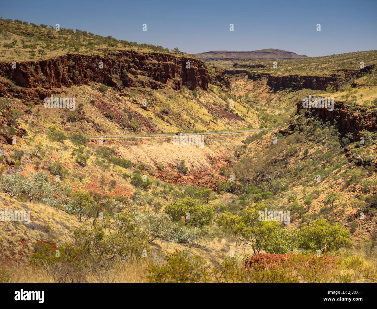 Munjina East Gorge carries the Great Northern Highway through the Hamersley Range, Juna Downs, Pilbara, Western Australia Stock Photo