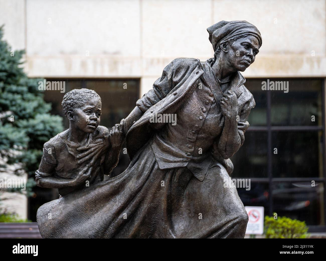 White Plains, NY - USA - April 3, 2022: Closeup of Wesley Wofford's  9 ft bronze sculpture, Harriet Tubman — The Journey to Freedom. Depicting Tubman Stock Photo