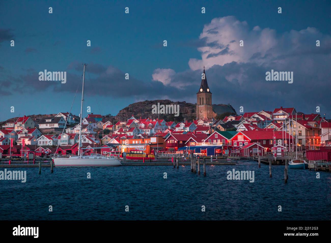 Skyline und Hafen von Fjällbacka bei Nacht, an der Westküste in Schweden Stock Photo