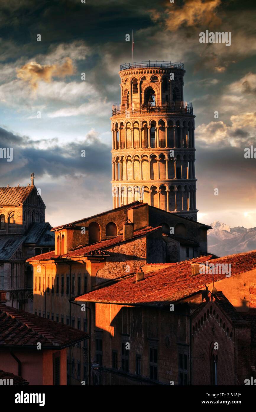 der schiefe Turm von Pisa im Abendlicht Stock Photo