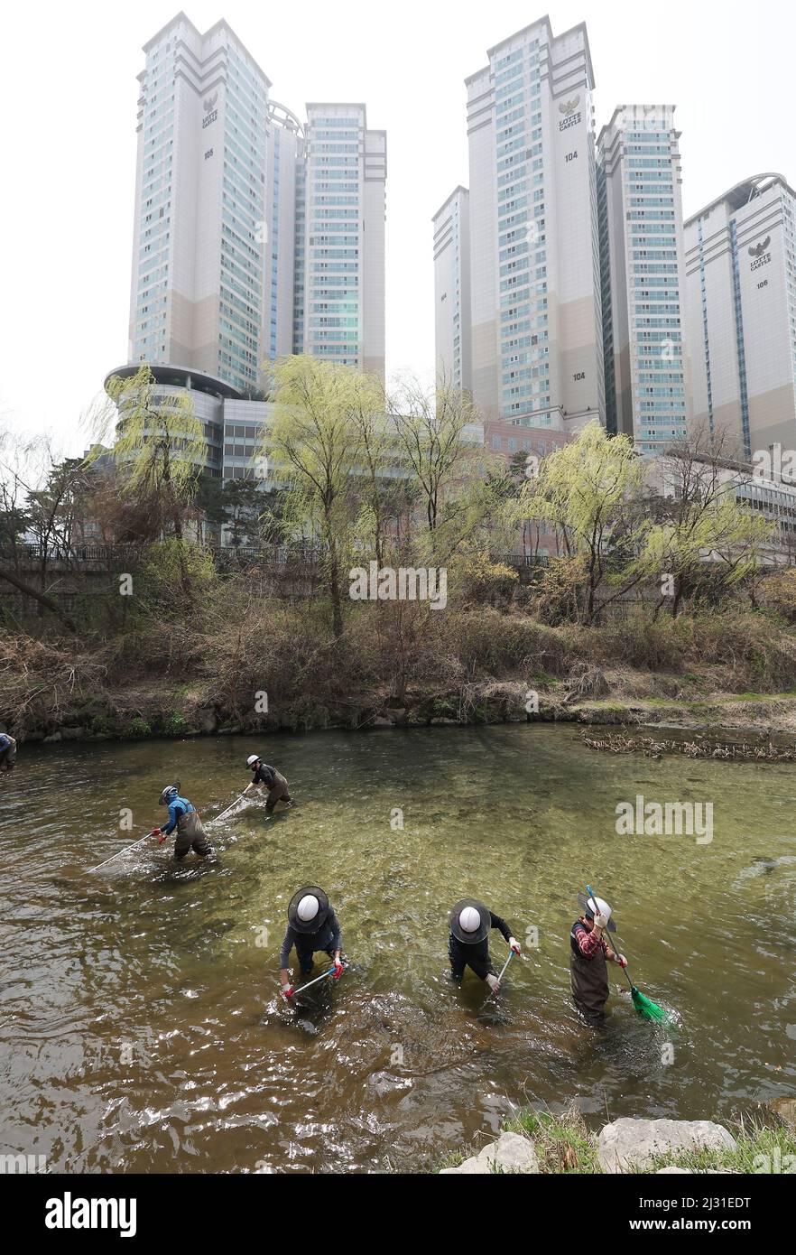 05th Apr, 2022. Spring cleanup detail Workers use brooms to remove