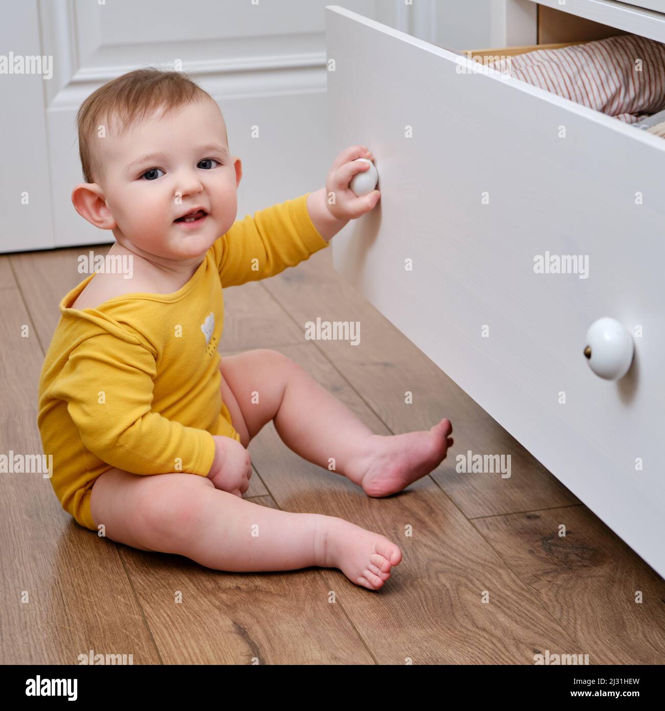 Danger for the baby to pinch the hand of the door or chest of