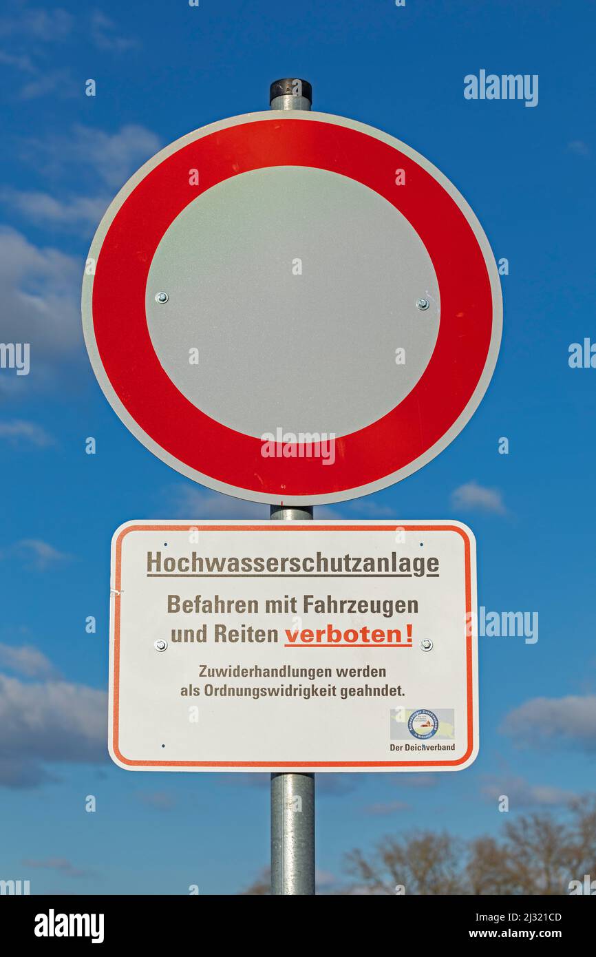 Road closed sign, flood protection facility, Walmsburg, Lower Saxony, Germany Stock Photo