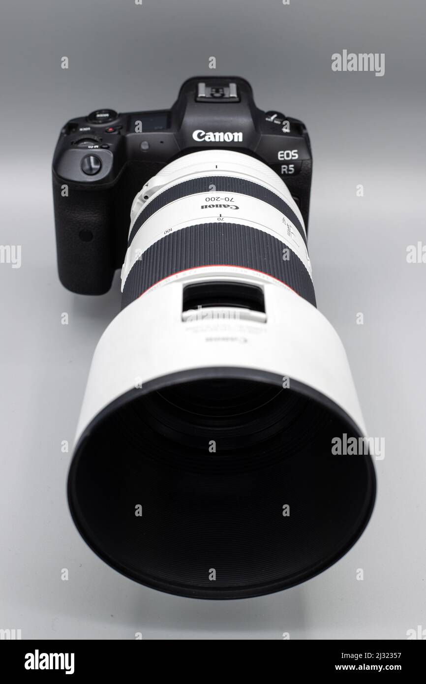 Canon EOS R5 Camera with 70 to 200mm telephoto lens Stock Photo Alamy