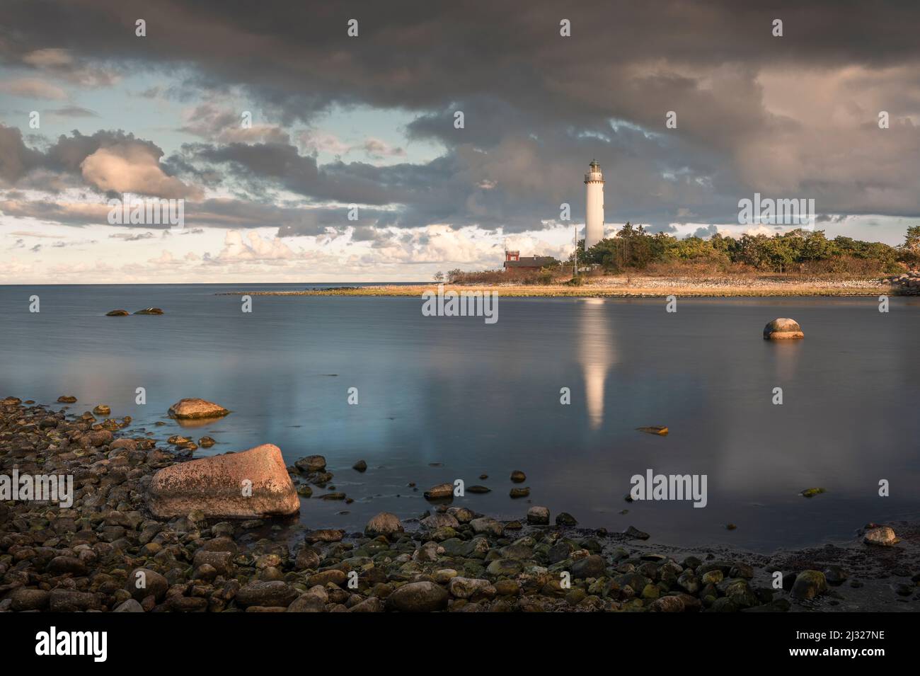 Leuchtturm Lange Erik mit Reflexion im Wasser im Norden der Insel Öland im Osten von Schweden im Sonnenuntergang Stock Photo