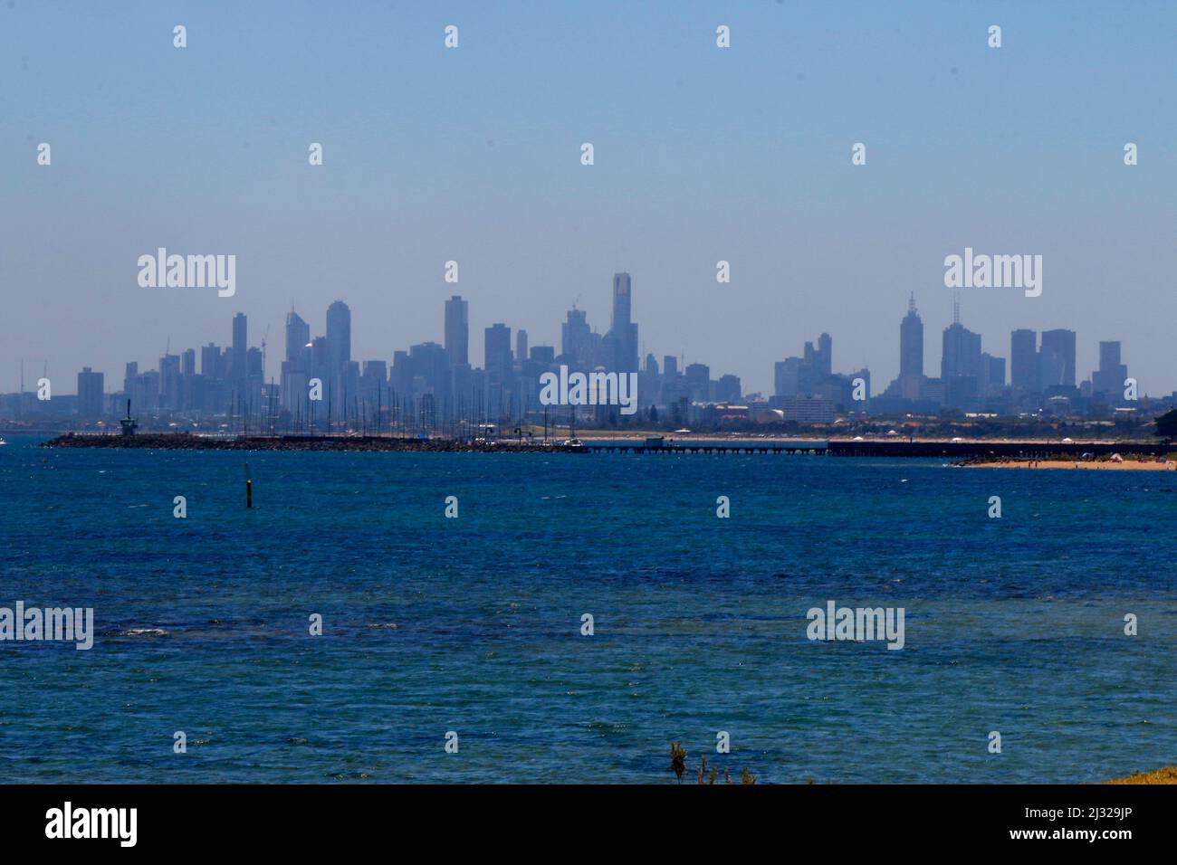 die Skyline von Melbourne von Brighton Beach aus gesehen, Australia. Stock Photo