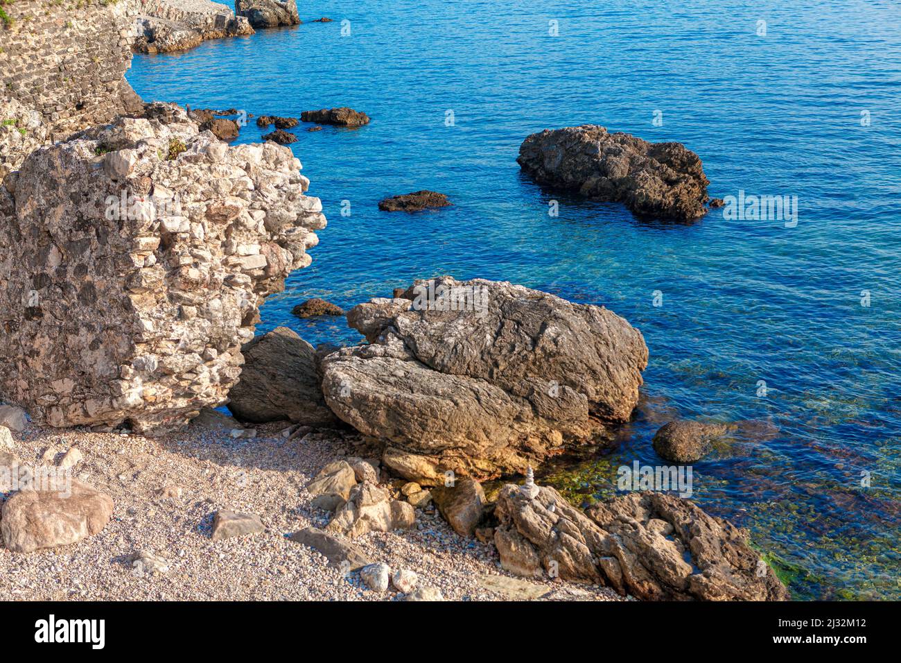Cliff oceanside beach cliff oceanside hi-res stock photography and ...