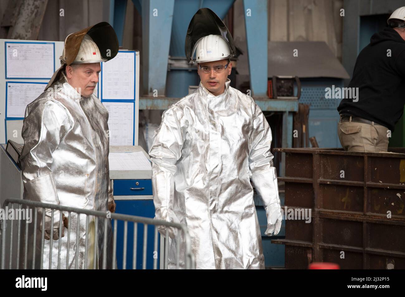 Steel workers at the steel casting, blast furnace, steel melt, visit of Federal Chancellor Olaf Steel workers at the steel casting, blast furnace, steel melt, visit of Federal Chancellor Olaf