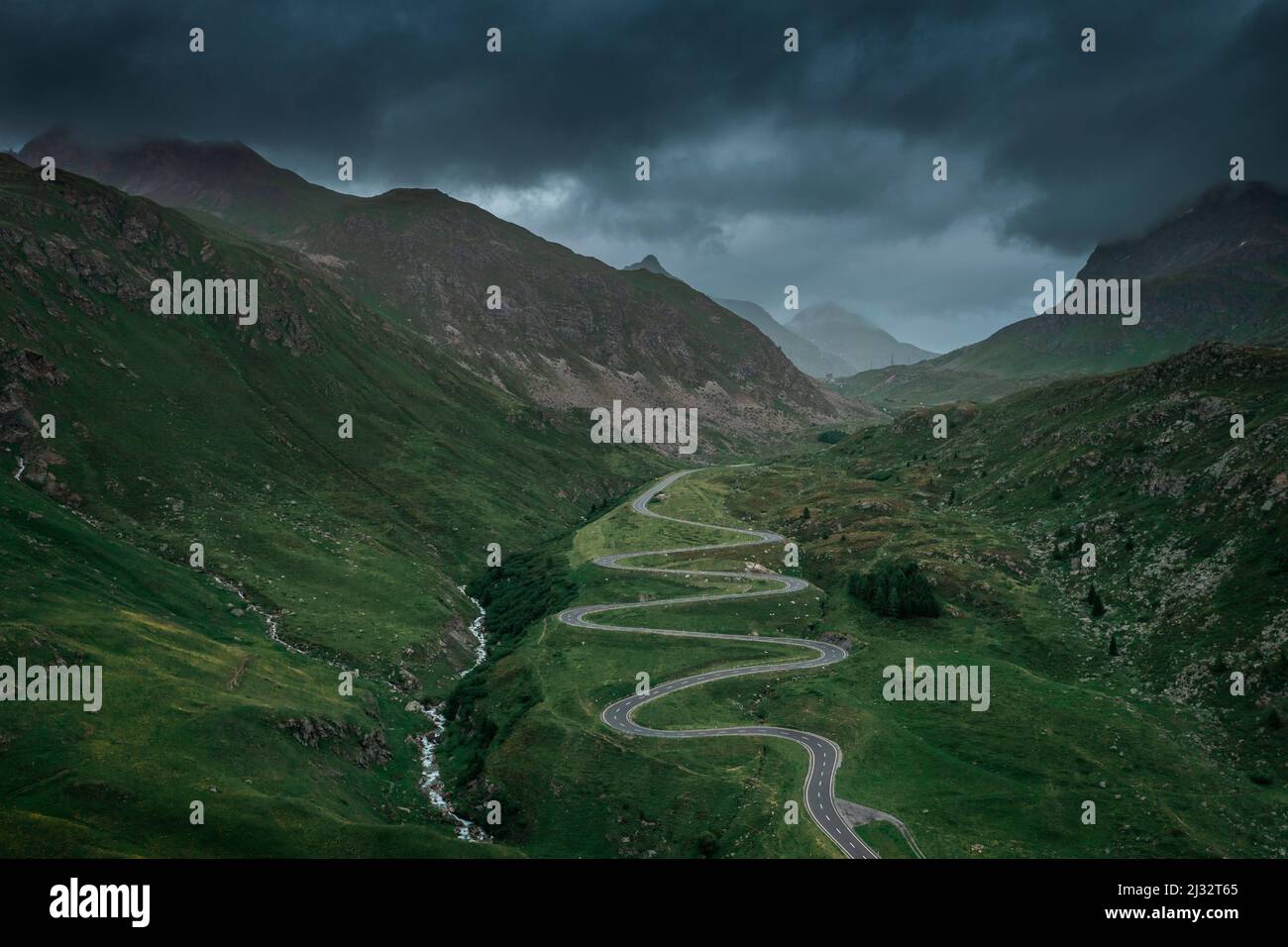 julier-pass-in-summer-with-a-dramatic-cloudy-sky-in-the-swiss-alps-in