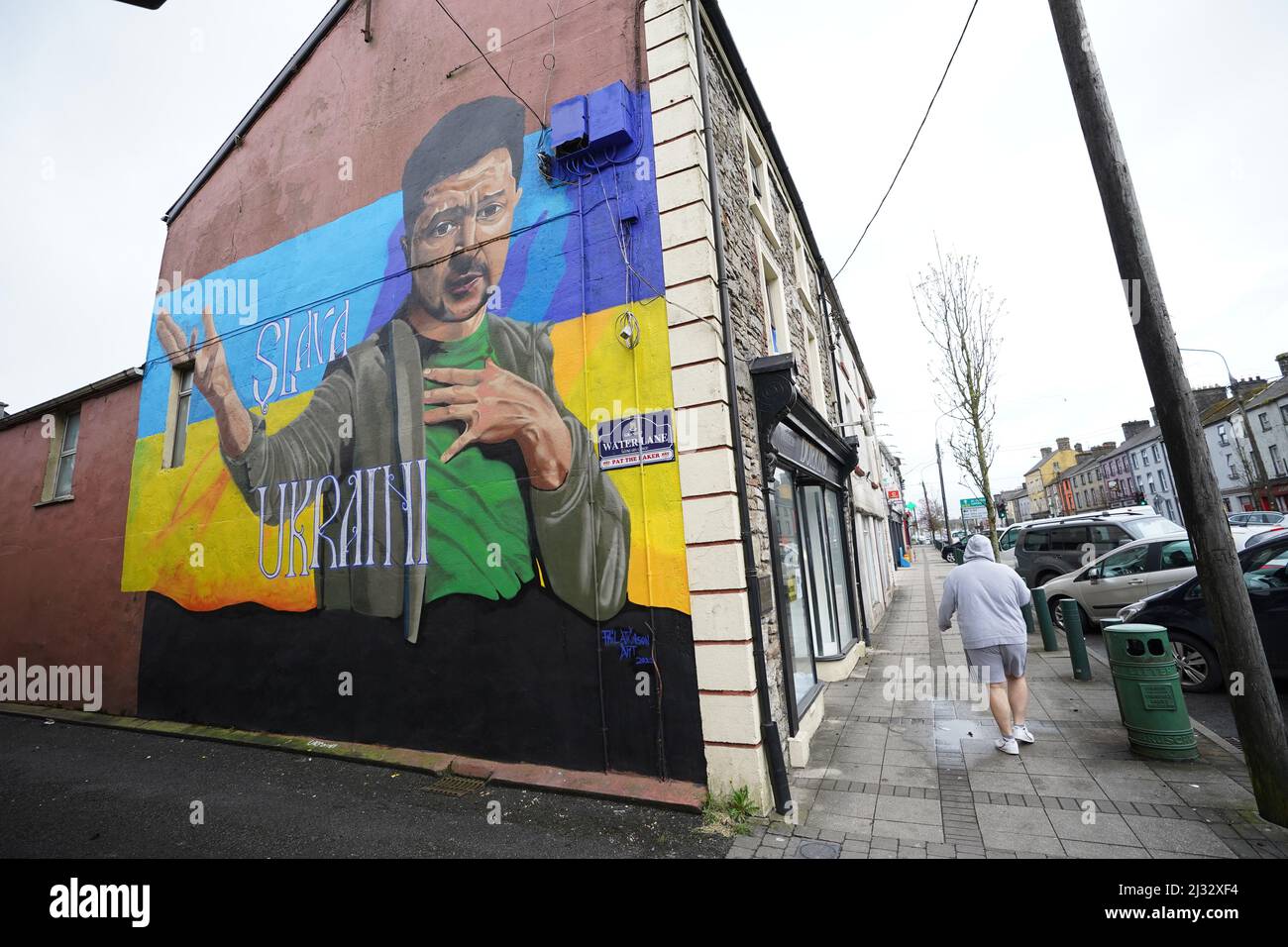 People pass a mural of President of Ukraine Volodymyr Zelenskyy, by the artist Phil Atkinson in Granard, County Longford, Ireland. Picture date: Tuesday April 5, 2022. Stock Photo