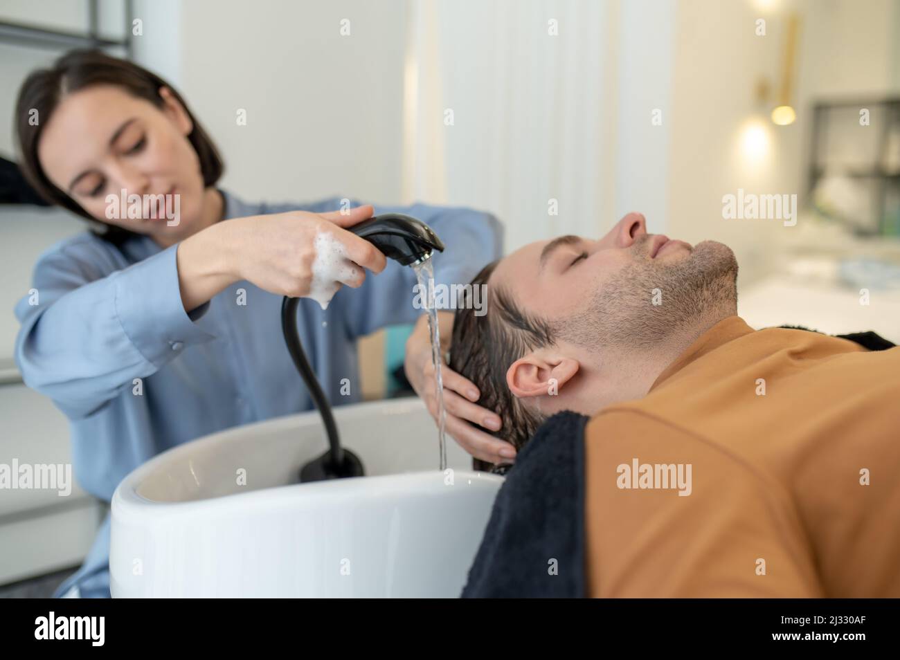 Female client hair salon basin hi-res stock photography and images - Alamy