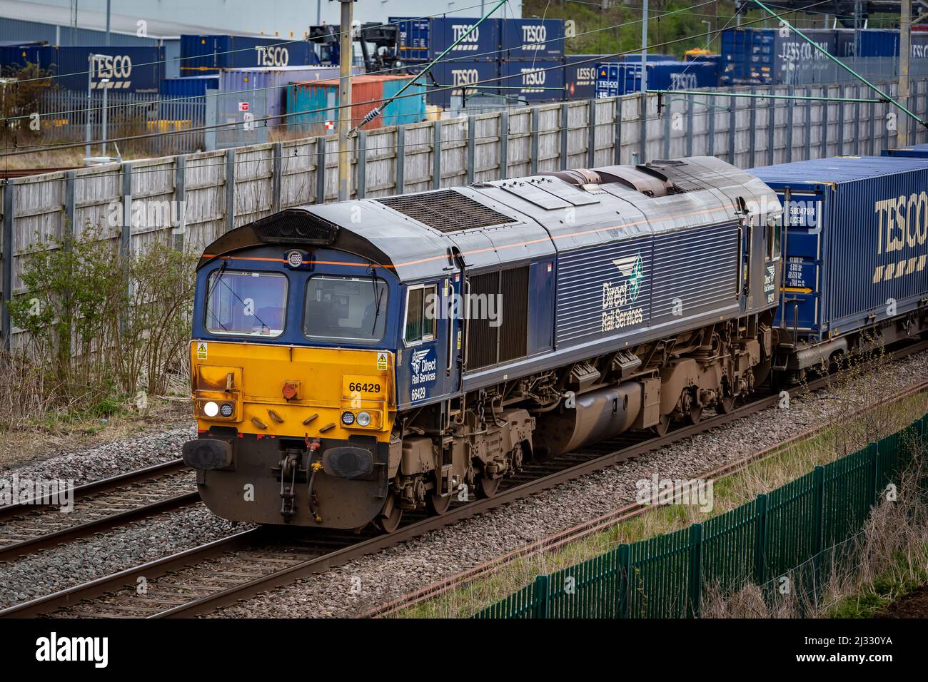 Direct Rail Services Class 66 - 66429 leaving DIRFT with a full set of Tesco Wagons Stock Photo